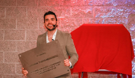  Alejandro haciendo la presentación de Altax.