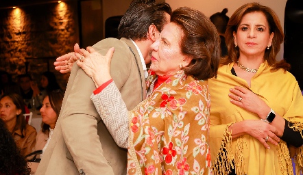  Felicitando a Alejandro.