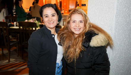  Rosa María González y Marcela Carrillo.
