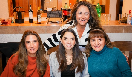  Lourdes Velázquez, Sofía Álvarez, Patricia Lara y Carla Contreras.