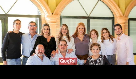  Claudia Gouyonnet acompañada de su familia.