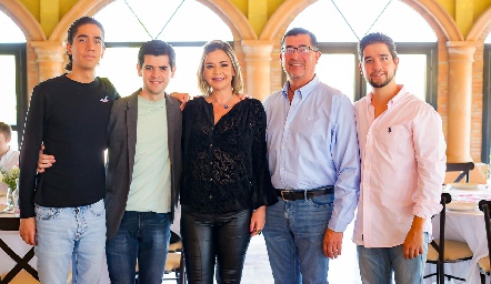  La festejada con su esposo Jaime Flores y sus hijos José Pablo, Jaime y Mauricio.