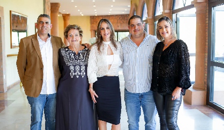  Luz Elena Borbolla con sus hijos Carlos, Lucero, Eduardo y Claudia Gouyonnet.