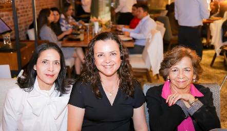  Angélica Ortiz, Aida López y Rosario Tobíias.