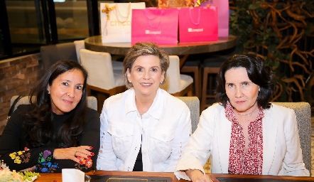  Guadalupe Salinas, Gabriela Portillo y Lula López.