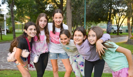 Martina, Renata, Loretta, María, Eugenia y María Leos.
