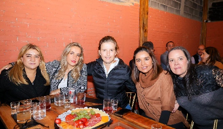  Carmenchu, Mónica, Sofía, Lorena y Pilar.