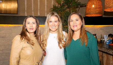  Karina Ceballos, Joselyn Cano y Cristina Gálvez.