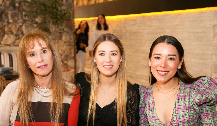  Linda Castillo, Alejandra Puente y Michell Cano.