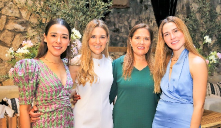  Michell Cano, Joselyn Cano, Cristina Gálvez y Anasty Cano.
