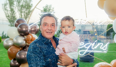  José Safont con su nieto.