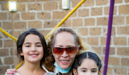  Marcela Suárez con sus nietas Marce y Ana Pau.
