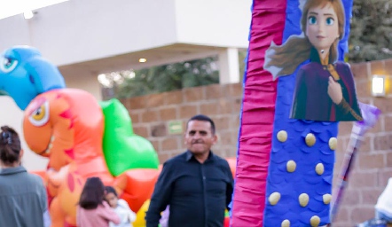  Ana Pau rompiendo su piñata.