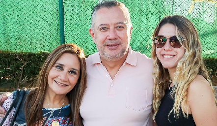  Gina García, Humberto Berrones y Alexa Berrones.