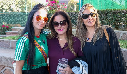  Gaby Herrán, Cristi Reyes y Beatriz Villegas.