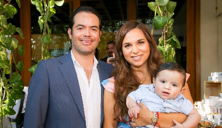  Diego Hernández y María Leal con su hijo Thiago.