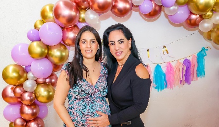  Andrea con su mamá Elsa Nájera de Espinosa.