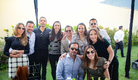  Checo Quibrera con su esposa y sus amigos.