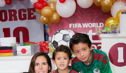  Daniela de la Fuente con sus hijos Daniela, Marcelo y Jorge Torres.