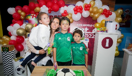 Daniela de la Fuente con sus hijos Daniela, Jorge y Marcelo.