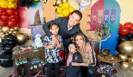  Daniel Guillén y Lorena Payan con sus hijos Marcelo y Juan Daniel Guillén.