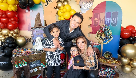  Daniel Guillén, Lorena Payan con sus hijos Marcelo y Juan Daniel.