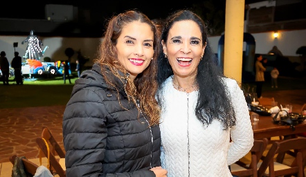  Carla Aguilar y Lorena Salas.