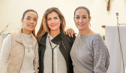  Vanessa Juárez, Verónica Martínez y Adriana Dibildox.