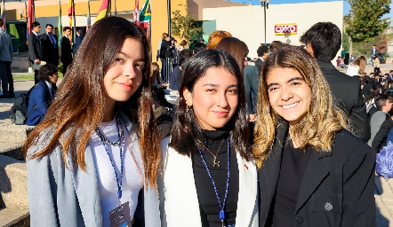  Valeria Gutiérrez, Paulina Pineda y Montse Hurtado.