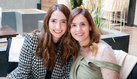  Mariana Alcalá y Valeria Flores.