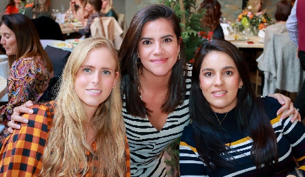  Ingrid Velasco, Nina Galarza y Andrea Espinosa.