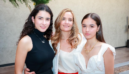  Cynthia Valle con sus hijas María y Vale Herrera.