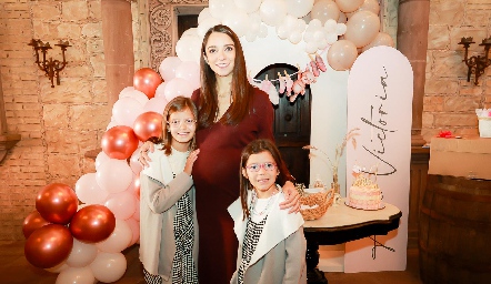  Sofía Álvarez con sus sobrinas Isabella y  Gabriela.