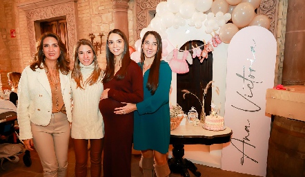  Lourdes Velázquez con sus hijas Isabel, Sofía y Lulú Álvarez.