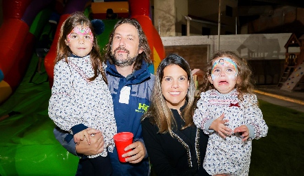  Diego Rodríguez y  María José Barragán con sus hijas Anajose y Luisa.
