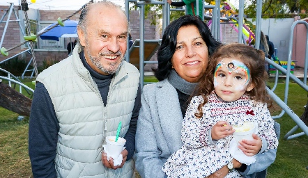 José Barragán y Cristina Suárez con su nieta Luisa.