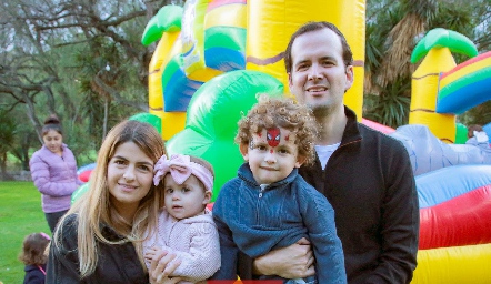  Lucía Cabrera y Eduardo Martínez con sus hijos Joaquina y Santiago.