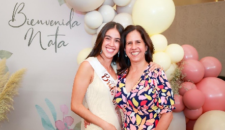  Natalia con su mamá Claudia Nava.