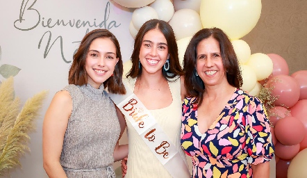  Valeria y Natalia Navarro con su mamá Claudia Nava.