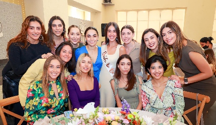  Natalia Navarro con sus mejores amigas.