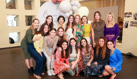  Natalia Navarro con sus mejores amigas.