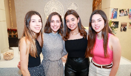  Las primas Carolina, Valeria, Ximena y Mariana Navarro.