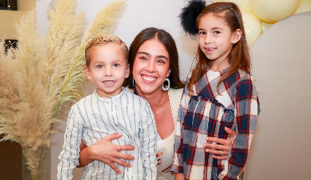  Natalia Navarro con sus sobrinos Memo e Inés.