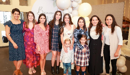  Natalia con la familia de su novio, Pilar, María José e Ilse Lázaro, Daniela Lavín, Natalia, Memo e Inés Hernández, Bety Lázaro, María Lavín y Andrea Lázaro.