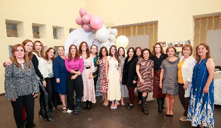 Natalia con su mamá, su hermana y las amigas de su mamá Claudia Nava.