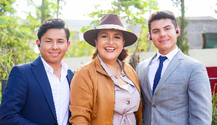  Los hermanos Pérez Meza con Anely Anguiano.