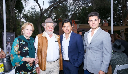  Lynette y Guillermo Pizzuto con los hermanos Alejandro y Miguel Pérez Meza.