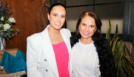  Natalia Leal con su mamá Gloria Rosillo de Leal.