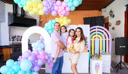 Christian Almazán y Fernanda Castillo con sus hijas Pía y Macarena.
