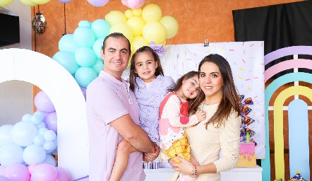  Christian Almazán y Fernanda Castillo con sus hijas Pía y Macarena.